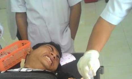 Korban yang kesakitan saat dilarikan ke rumah sakit usai dibacok tangan kirinya. foto: beritajatim