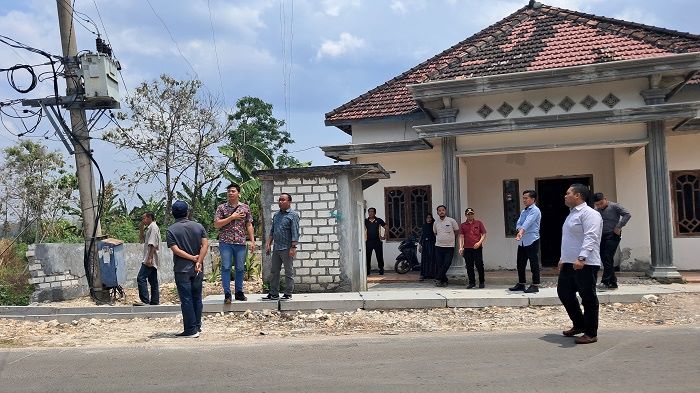 TKP pembongkaran pagar milik warga Desa Mlangi, Kecamatan Widang. Foto: AHMAD CHOIRUDIN/ BANGSAONLINE