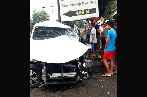 Kondisi mobil yang ringsek usai ditabrak kereta api di perlintasan tanpa pintu Dusun Pasinan, Kecamatan Beji, Pasuruan. foto: AHMAD HABIBI/ BANGSAONLINE
