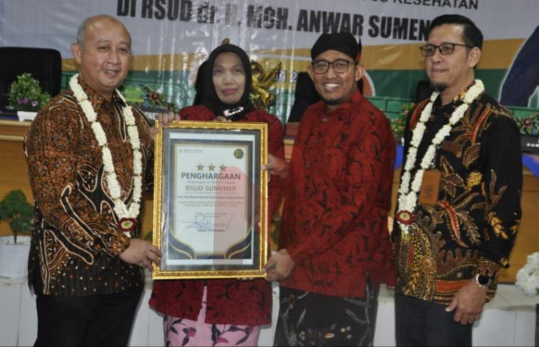 Direktur RSUD dr. Moh. Anwar, Dr. Erliyati, M.Kes., (dua dari kiri) bersama Bupati Sumenep, Achmad Fauzi Wongsojudo, S.H., M.H., (dua dari kanan) saat menerima penghargaan