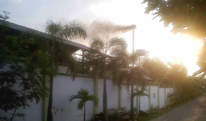 Kepulan asap dari cerobong hasil pembakaran limbah RSUD Tuban. (foto: suwandi/BANGSAONLINE)