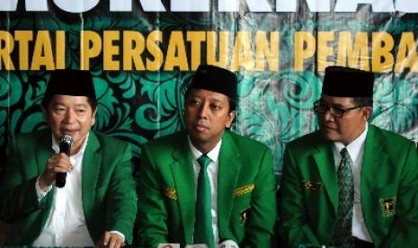 Ketua PPP versi Muktamar Surabaya, Romahurmuziy (tengah). foto: republika.co.id
