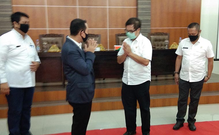 Bupati Nganjuk H. Novi Rahman Hidayat mengucapkan selamat kepada dr. Hendriyanto usai dilantik sebagai Dirut RSUD Kertosono. foto: BAMBANG/ BANGSAONLINE