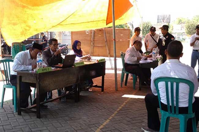 Suasana salah satu TPS saat coblosan Pilgub Jatim. foto: SYUHUD/ BANGSAONLINE.
