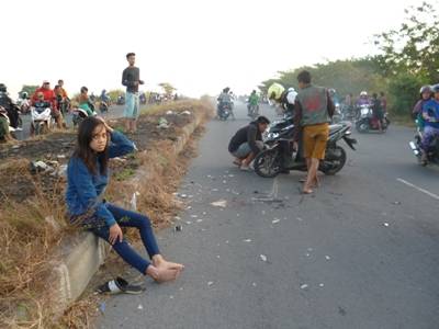 ?

Lokasi saat terjadi kecelakaan, dijalur eksit tol Jabon.foto:Agus HP/BANGSAONLINE