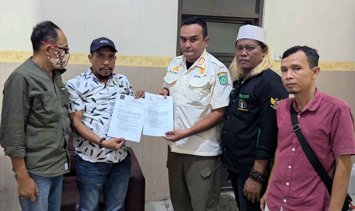 Gabungan LSM di Pasuruan saat mengadukan dugaan pelanggaran yang dilakukan 2 perusahaan ke Satpol PP.