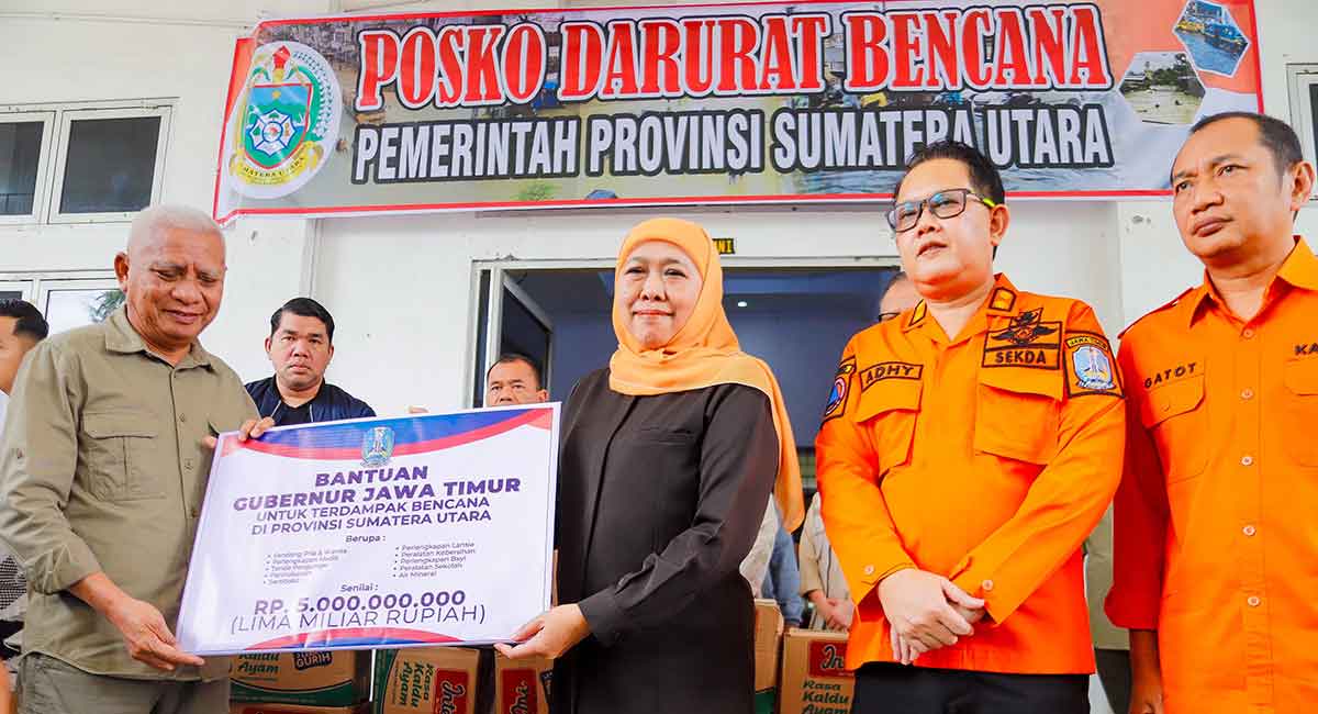 Gubernur Khofifah saat menyalurkan bantuan bencana secara simbolis.