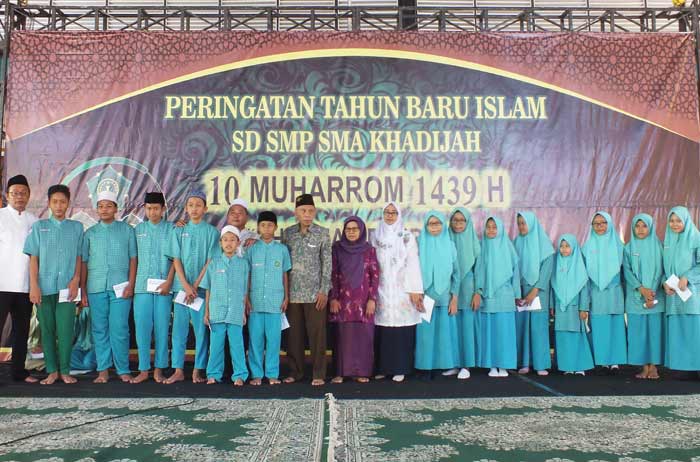 Ketua IV Yayasan Khadijah Surabaya Drs H Abdullah Sani, MPd foto bersama dengan anak-anak yatim piatu usai memberikan santunan.  foto: YUDI ARIANTO/ BANGSAONLINE