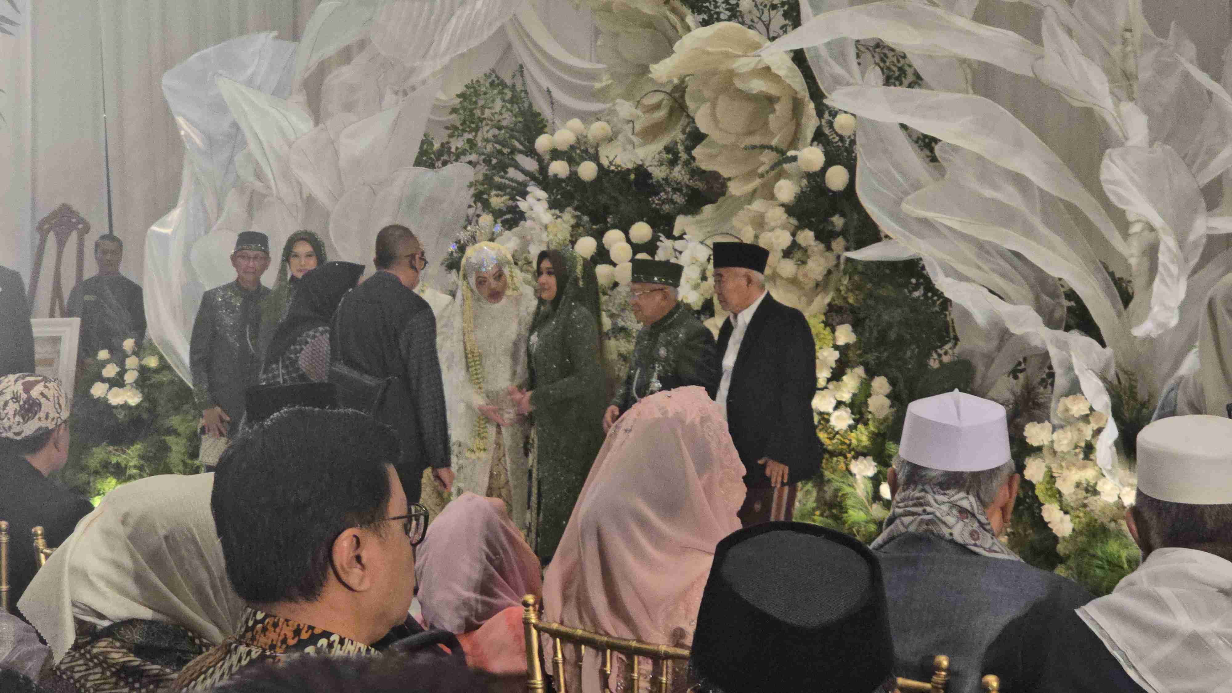 Tampak Prof Dr KH Asep Saifuddin Chalim, MA, foto bersama dengan dua mempelai dan Kiai Ma