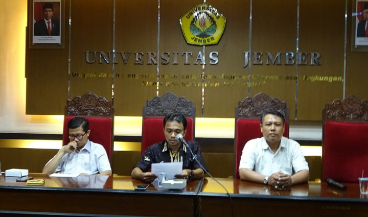 Kepala Humas Unej Agung Purwanto saat konferensi pers di Gedung Rektorat Unej, Selasa (26/11/2019).