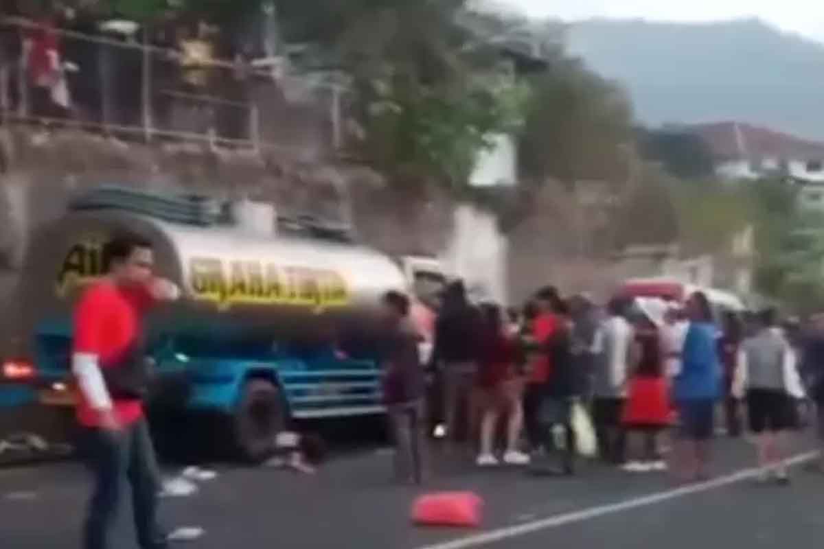 Sebuah truk tangki berisi air yang terlibat kecelakaan di Pacet, Mojokerto.