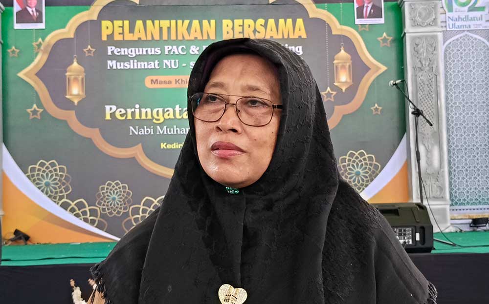 Ketua PC Muslimat NU Kabupaten Kediri, Hj. Mudawamah, saat memberi keterangan kepada wartawan. Foto: MUJI HARJITA/ BANGSAONLINE