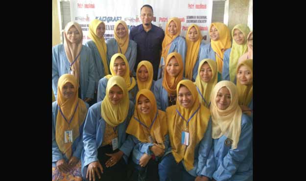 Irfan Wahid, bersama para pelajar SMK.