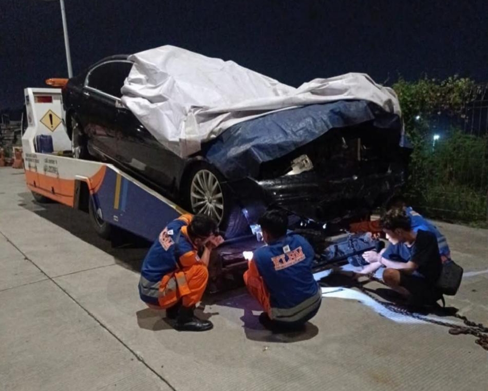 Mobil korban saat dievakuasi petugas ke mobil towing. FOTO: ist.