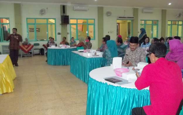 Para peserta saat menerima paparan dari Kepala Bappeda Gunawan Widakdo, pada acara forum diskusi Germas yang akan dilaunching. foto: BAMBANG DJ/ BANGSAONLINE
