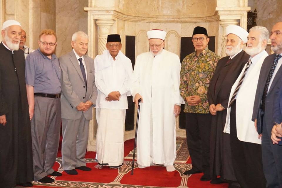 KHA Hasyim Muzadi dan Menag RI Lukman Hakim Saifuddin bersama para ulama dan cendekiawan muslim Lebanon. foto: istimewa