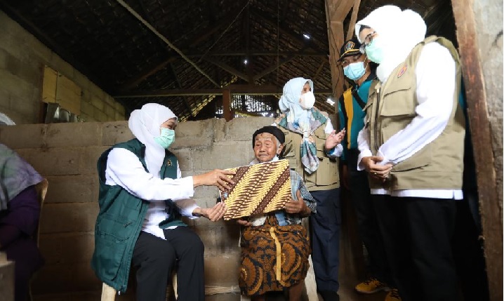 Gubernur Khofifah juga menyerahkan bantuan untuk warga terdampak bencana gempa.