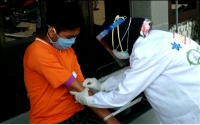 Pelaku saat menjalani rapid test.