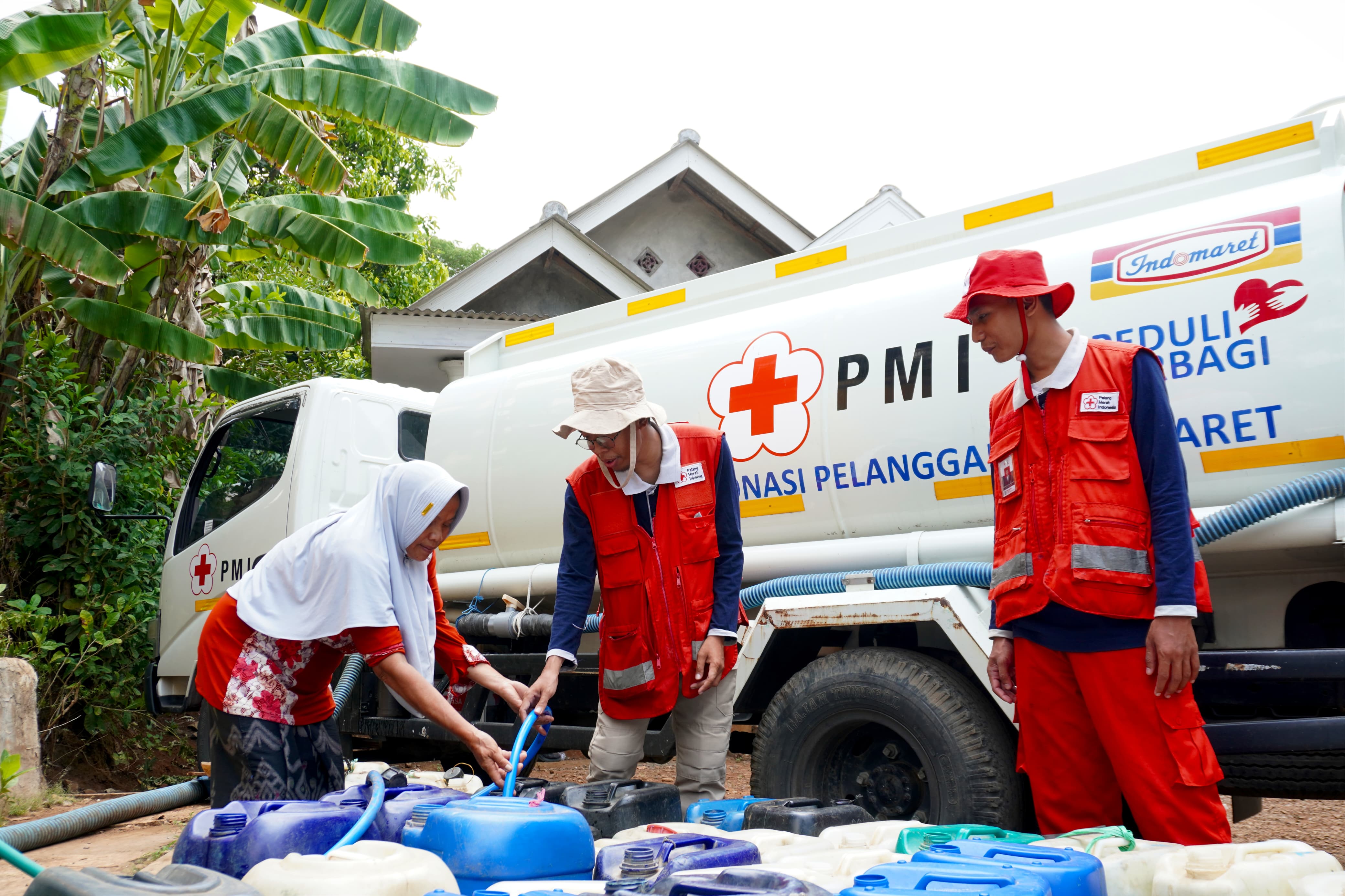 PMI Kabupaten Pasuruan saat menyalurkan bantuan air bersih