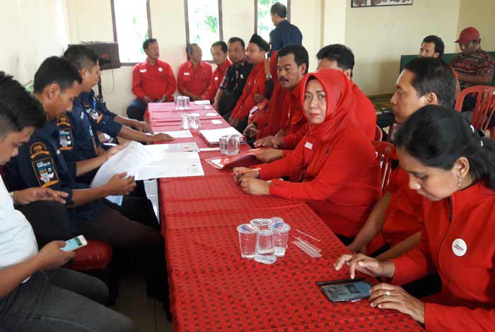KPUD Gresik saat melakukan verifikasi terhadap pengurus PDIP. foto: SYUHUD/ BANGSAONLINE