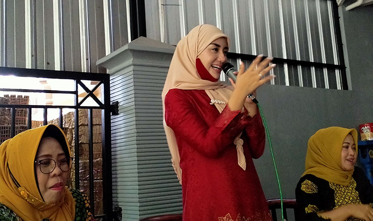 Novita Hardini saat berpidato di hadapan warga Desa Sawahan, Kecamatan Watulimo, Kabupaten Trenggalek. (foto: HERMAN/ BANGSAONLINE)