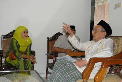 KHA Muchith Muzadi saat masih hidup menerima Khofifah Indar Parawansa, Ketua PP Muslimat NU. Ia selalu akrab dan senang berdiskusi dengan kader muda NU.