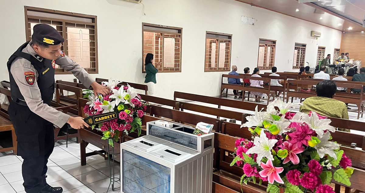 Sterilisasi yang dilakukan petugas dari Polres Ngawi ke salah satu gereja.