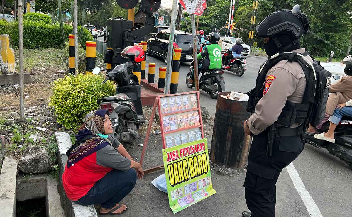 Petugas dari Polresta Sidoarjo saat menggelar patroli dalam rangka mencegah peredaran uang palsu jelang Lebaran tahun ini.