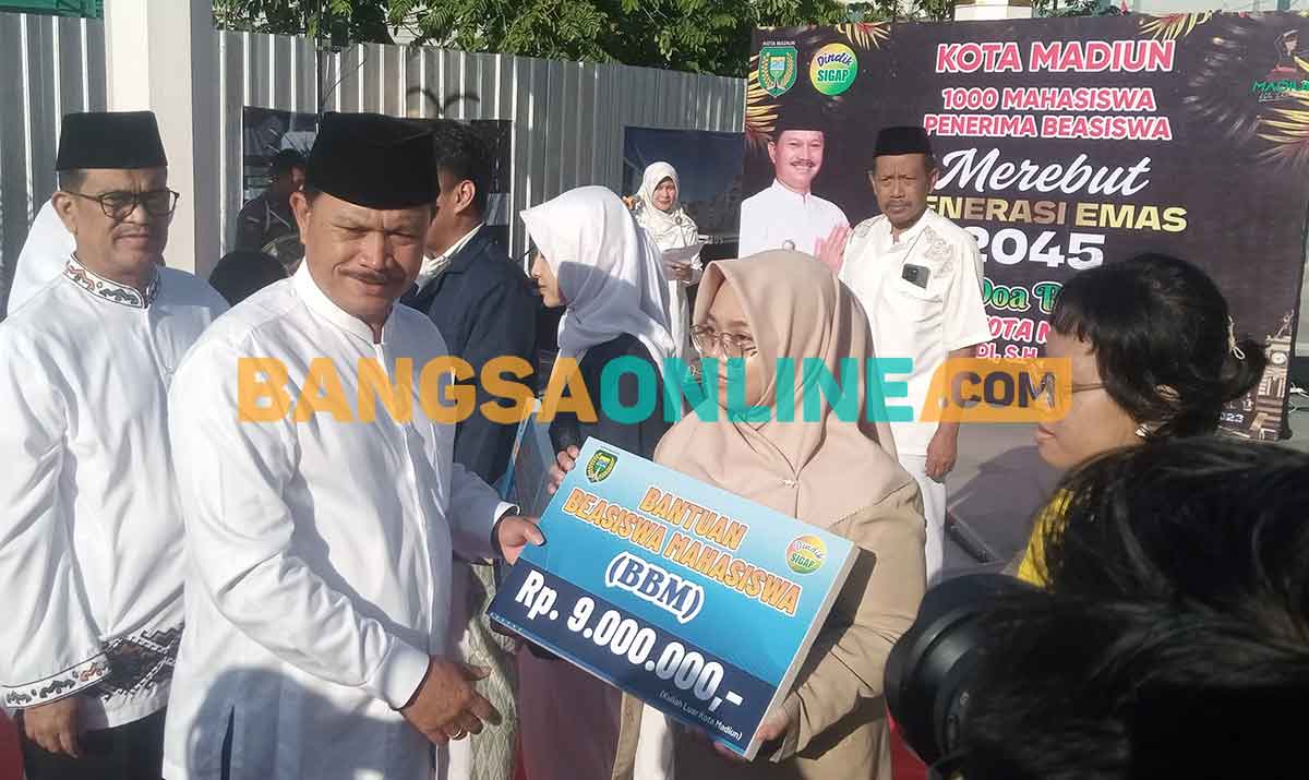 SIMBOLIS: Wali Kota Madiun, Maidi, saat menyerahkan beasiswa. Foto: HENDRO SUHARTONO/BANGSAONLINE