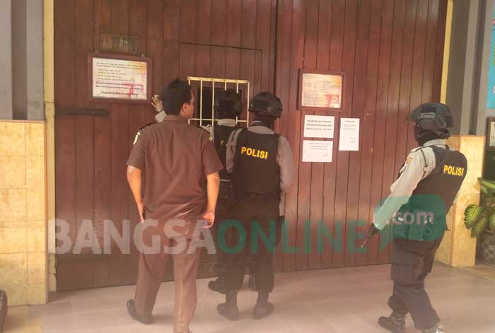 Petugas menjaga ketat pintu gerbang Lapas Kelas II A Bojonegoro pasca percobaan kabur salah satu napi. foto: EKY NURHADI/ BANGSAONLINE