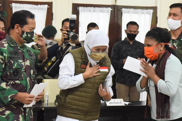 Gubernur Jawa Timur Khofifah Indar Parawansa saat menyerahkan bantuan JPS pada perwakilan sejumlah mahasiswa NTT yang ada di kawasan Malang Raya, Ahad (31/5/2020). foto: ist/ bangsaonline.com