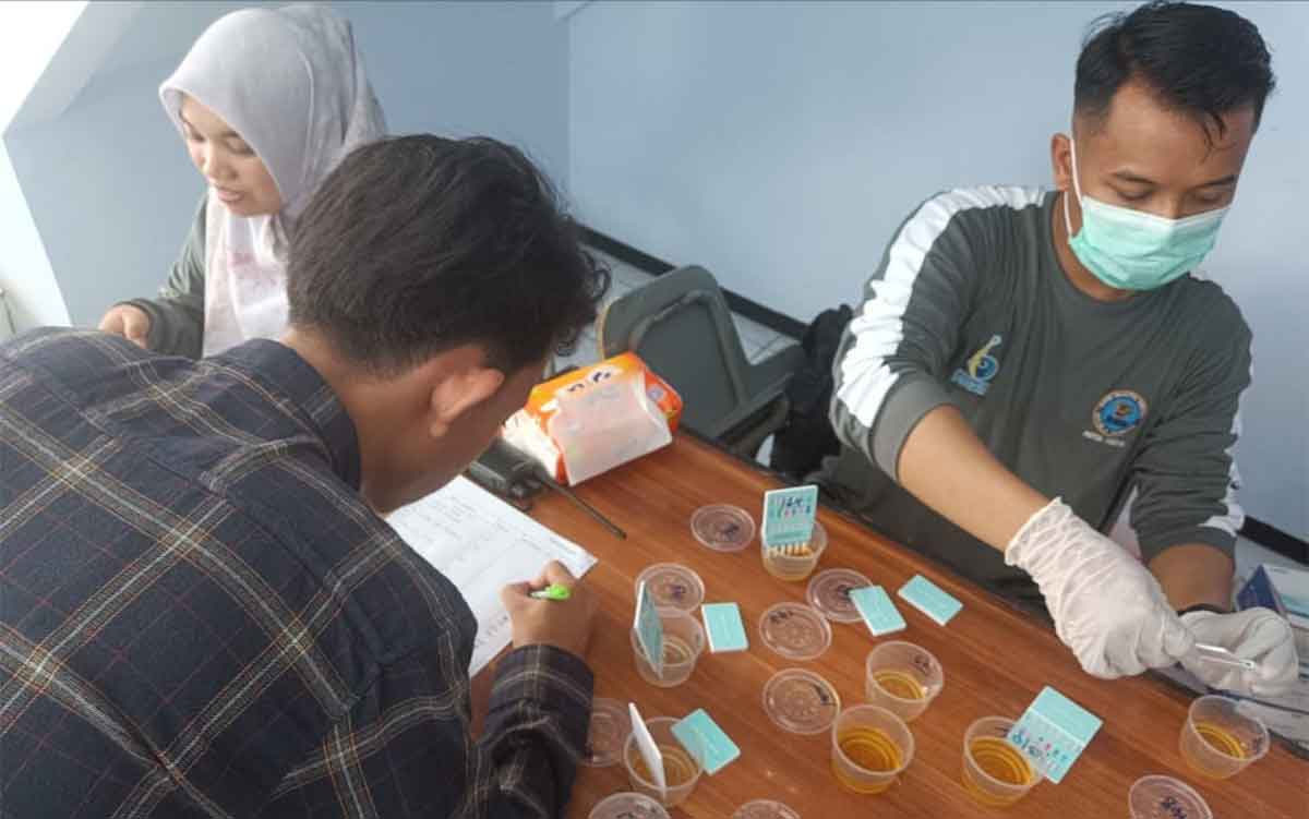 Mahasiswa Uniska Kediri saat tes urine. Foto: Ist