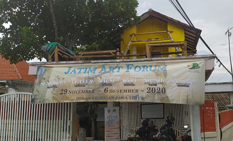 Pemutaran film karya sineas lokal di Kedai Kopi Gresiknesia, Jumat (4/12/020) malam kemarin. (foto: ist)