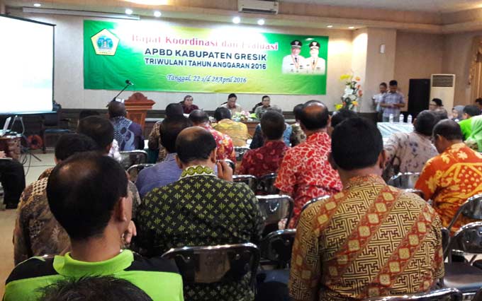 Bupati Sambari didampingi Plt Sekda Bambang Isdianto ketika pembukaan Tepra 2016. foto: syuhud/ BANGSAONLINE