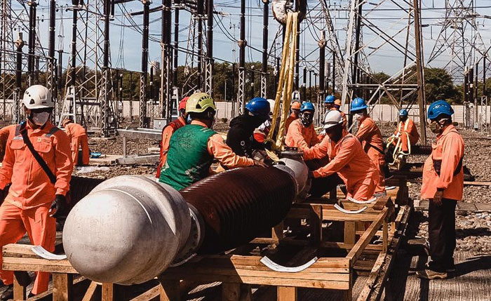 Sejumlah petugas dari UPT Probolinggo sedang melakukan pekerjaan penggantian PMT di GITET Grati.