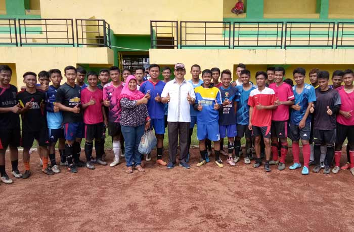 Gus Syaf foto persama para peserta seleksi turnamen sepakbola di Standion Merdeka. foto: BANGSAONLINE
