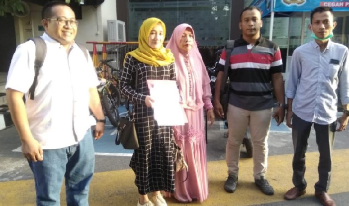 Korban saat melapor ke Polres Gresik. foto: ist.