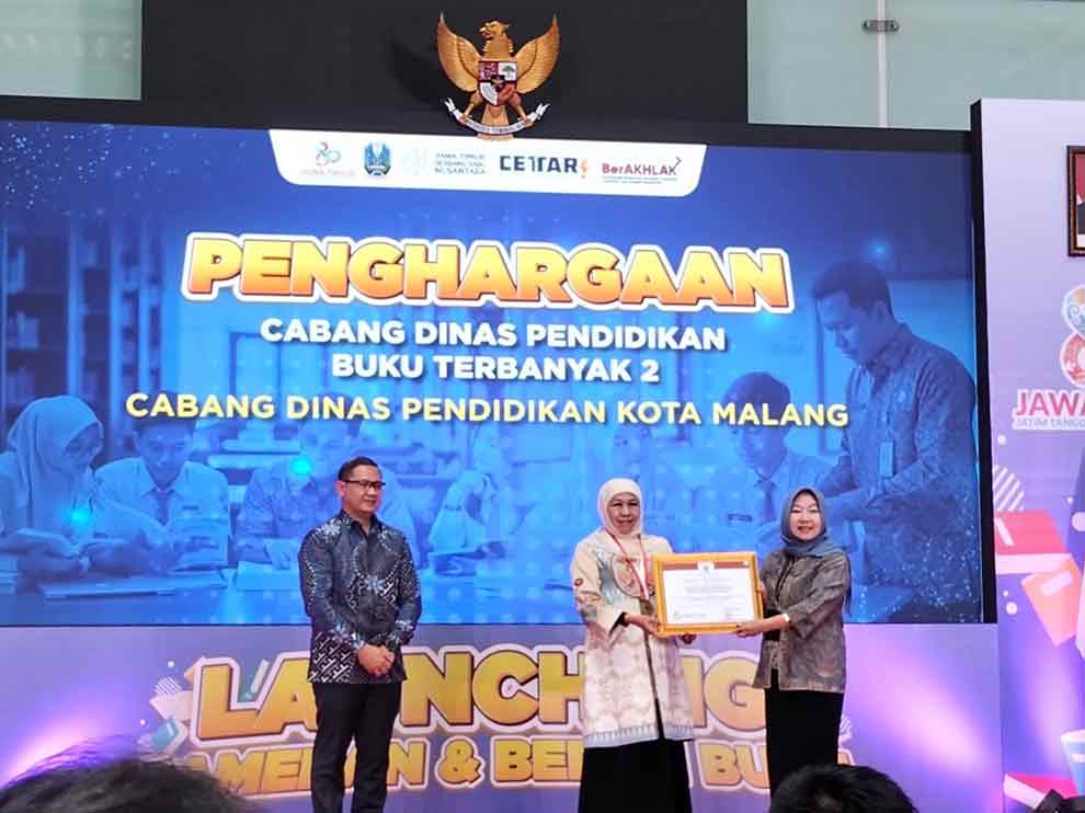 Kacabdindik wilayah Malang, Hastini Ratna Dewi menerima penghargaan dari Gubernur Jatim, Khofifah Indar Parawansa sebagai pengirim buku karya pengawas, kepsek, guru, dan Atrium Grand City, Surabaya, Sabtu (4/10/2025).