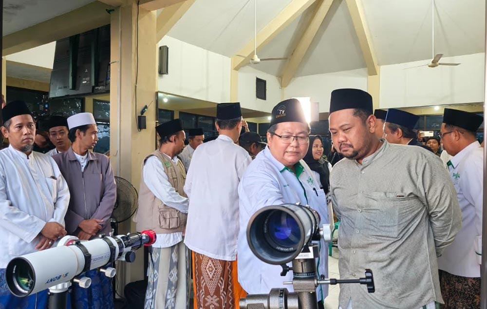 Bupati Fandi Akhmad Yani (kanan) bersama Tim Rukyat LFNU Gresik saat rukyatul hilal di Bukit Condrodipo. Foto: Ist.