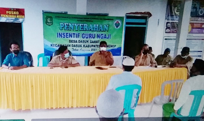 Sembilan guru ngaji saat terima insentif.