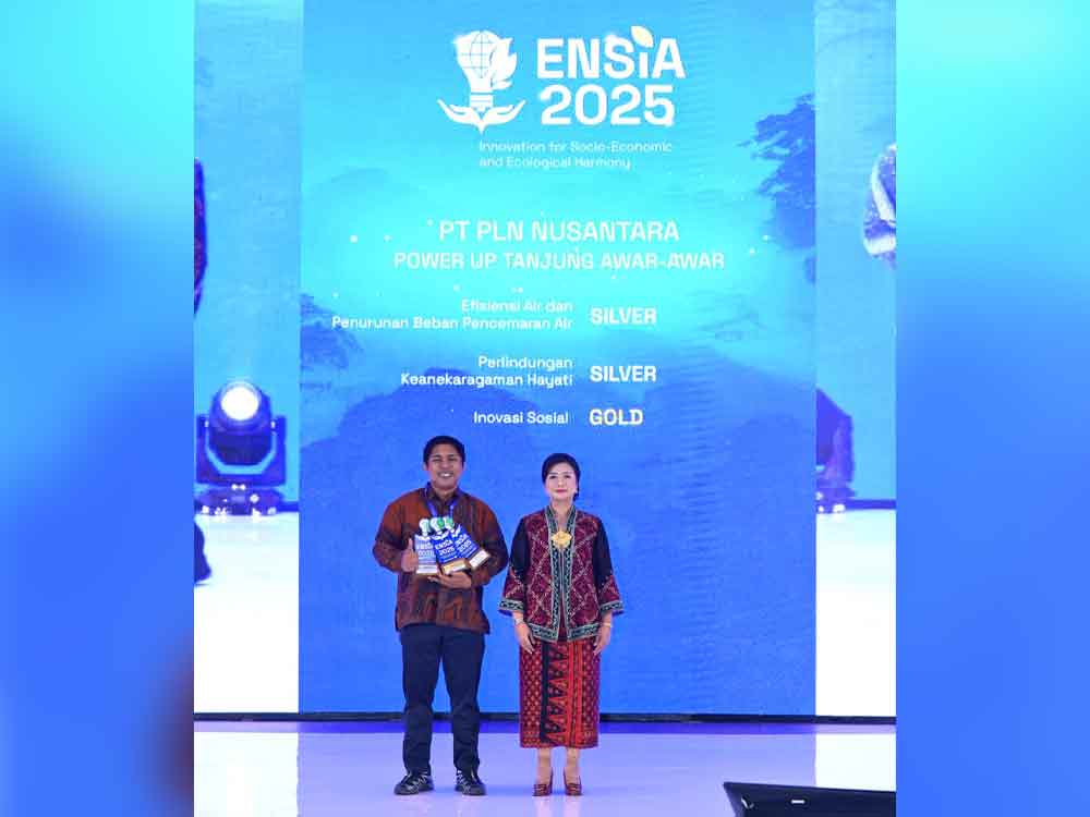 Jajaran manajemen PT PLN NP UP Tanjung Awar-awar saat menerima penghargaan ENSIA 2025. (Ist)