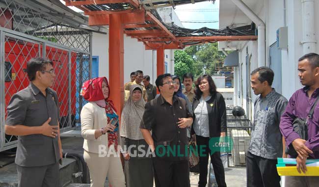 Komisi A dan B saat melakukan sidak di lokasi BTS yang disoal warga. foto: arif kurniawan/ BANGSAONLINE