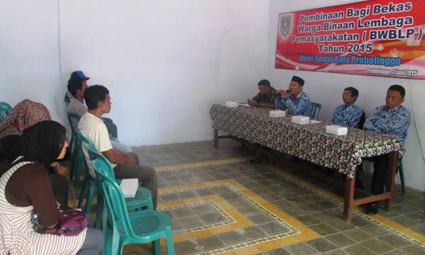 Suasana pembinaan mantan warga LP, di Balai Pertemuan RT 02 Kelurahan Jati, Mayangan. (foto: andi/BANGSAONLINE)