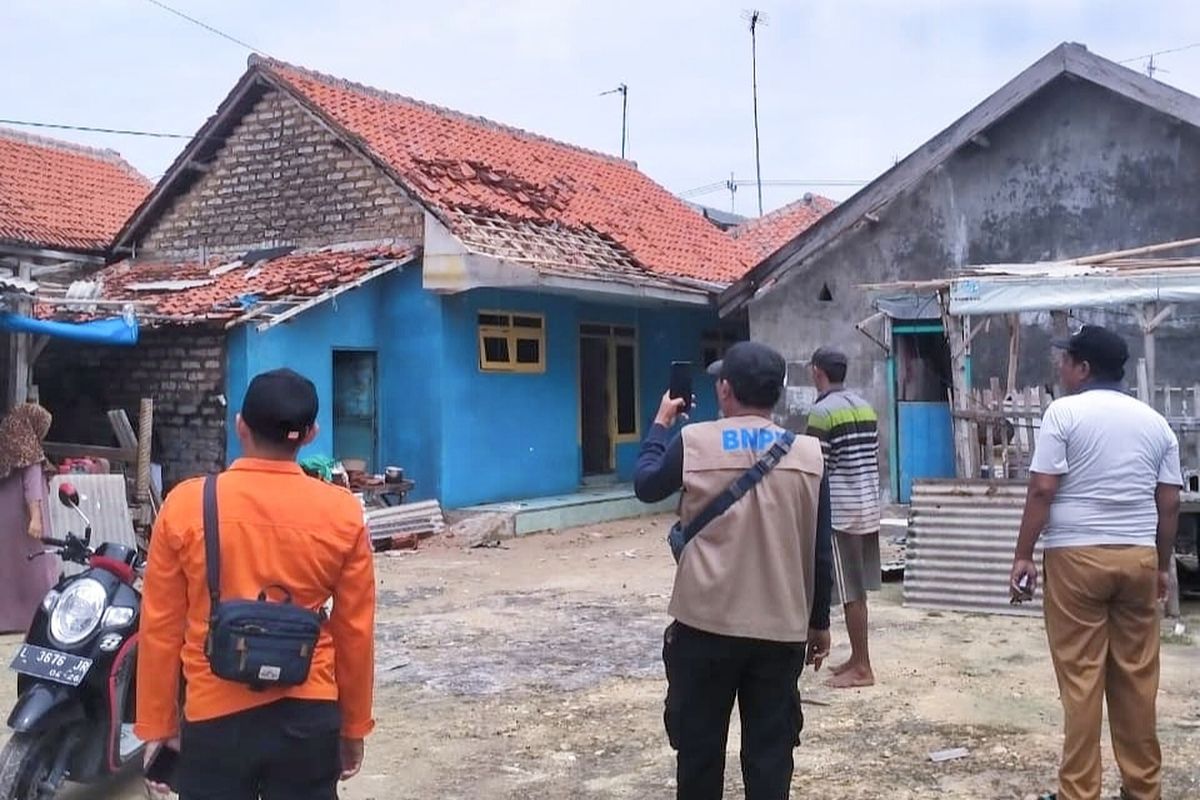 Petugas BPBD melakukan pendataan dan evakuasi terhadap atap rumah warga yang rusak
