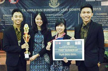 JUARA. Empat mahasiswa Ubaya yang menjuarai Business Law Competition.