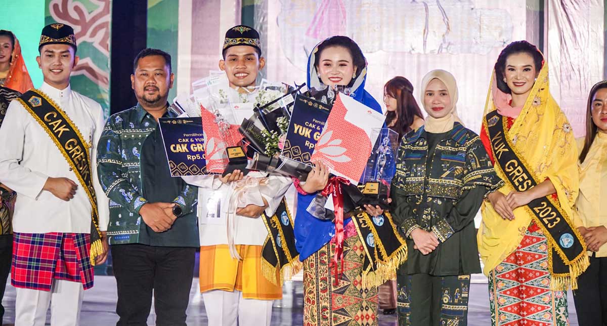Bupati Gresik Fandi Akhmad Yani (dua dari kiri) bersama pemenang Duta Cak Yuk 2025, Arsya Fahriza dan Nadia Tiara Farradilla. Foto: Ist