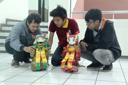 Mahasiswa Ubaya Modif Robot Bisa Menari Bali