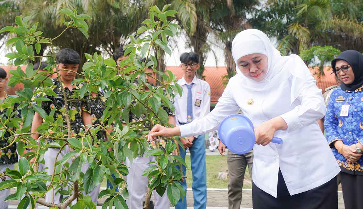 Gubernur Khofifah mengunjungi School Food Care di SMAN 1 Pandaan, Kabupaten Pasuruan.