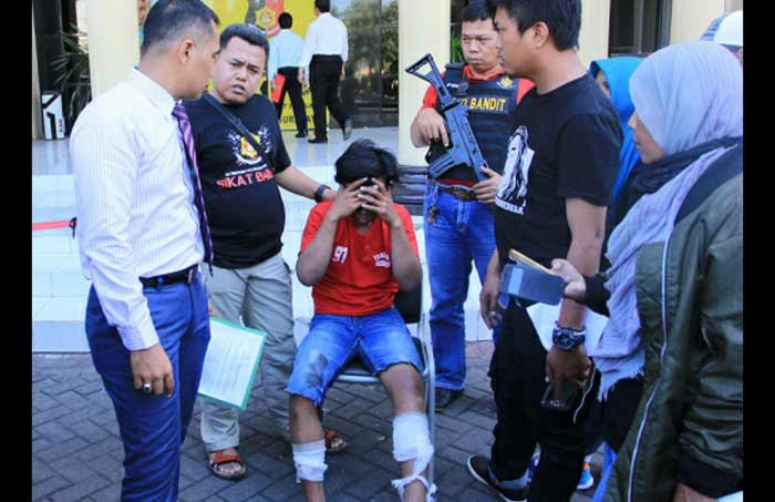AKBP Shinto saat menginterogasi tersangka Imam bersama rekan-rekan awak media.