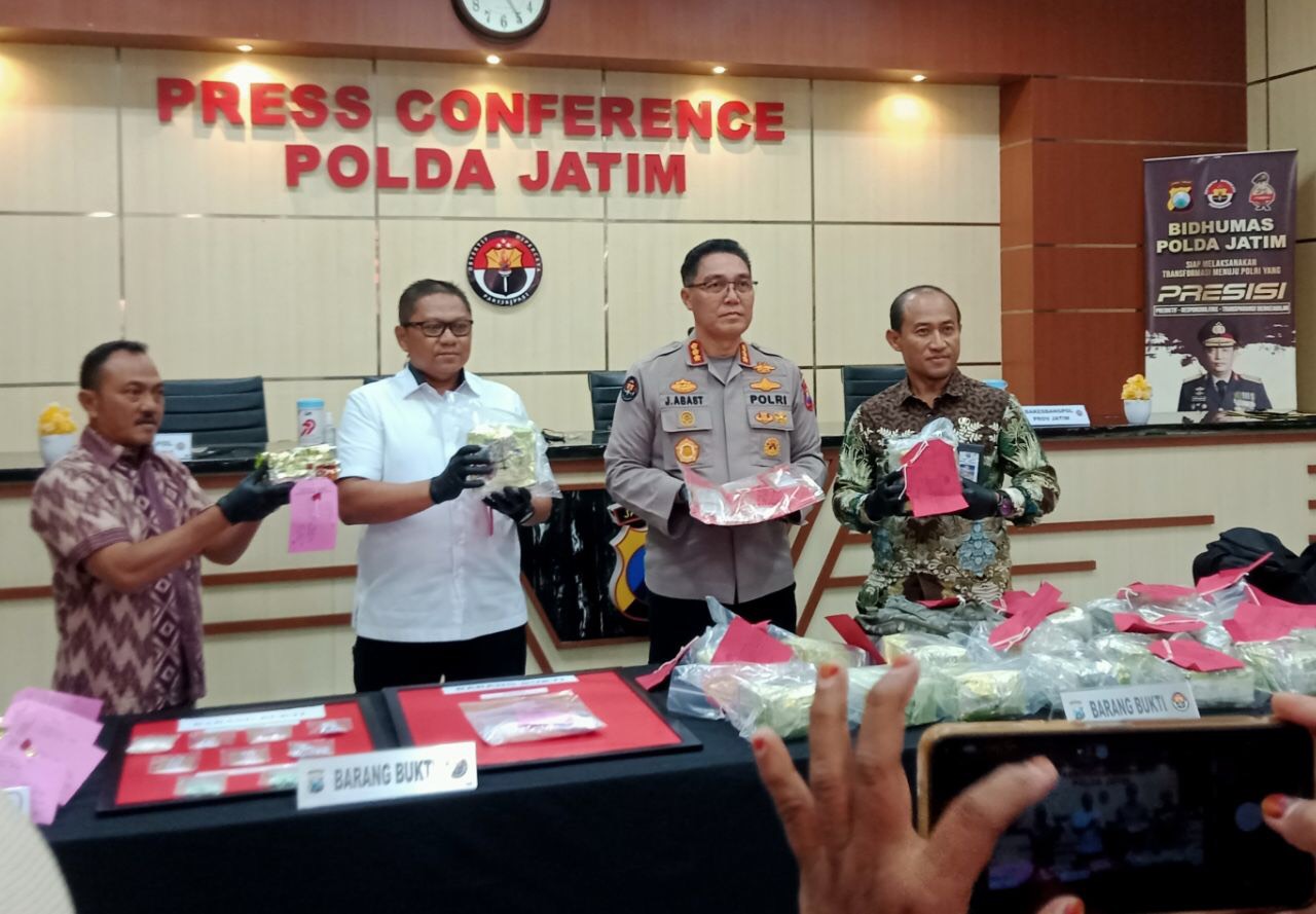 Kabid Humas Polda Jatim, Dirreskoba Polda Jatim menujukan barang bukti 33Kg sabu dan Aset TPPU 